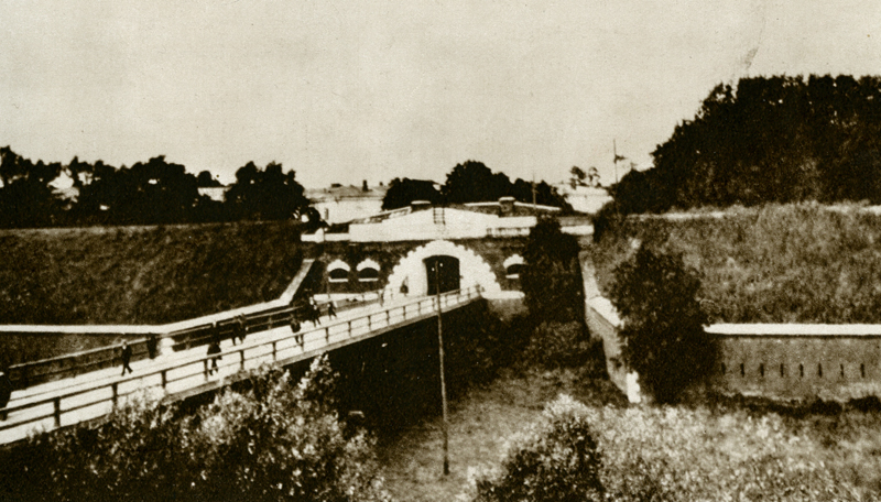 Główna brama Cytadeli, tzw. Wrota Konstantynowskie, obecnie Brama Powązkowska (foto z lat 1920-tych)