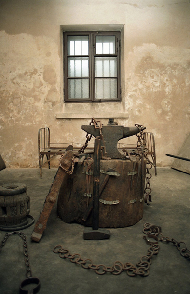 Kuźnia w X Pawilonie, w której zakuwano więźniów w kajdany