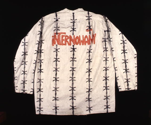 Koszula z obozu internowanych w Zaborzu, [1982] druk, kredki, biała flanela