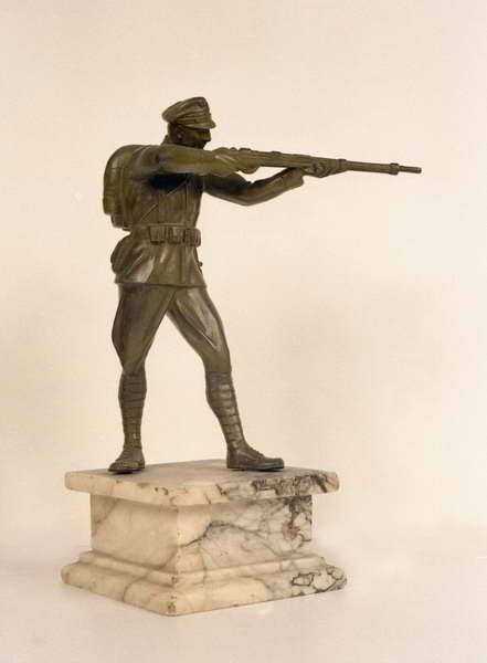 Autor nieznany, Legun z karabinem, 1916-1920, rzeźba