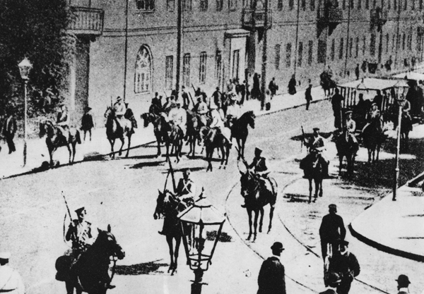 Wzmocnione patrole wojskowe na ulicach Warszawy w czasie rewolucji 1905 r.