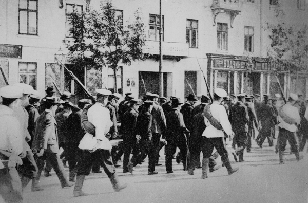 Konwój aresztowanych na ulicach Warszawy w 1906 r.